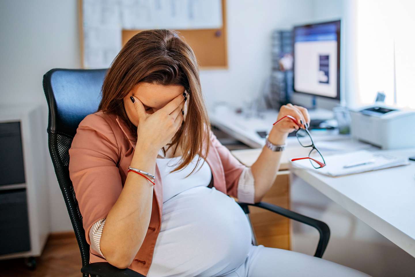 Licencier une salariée enceinte, c’est possible en cas de risques psychosociaux