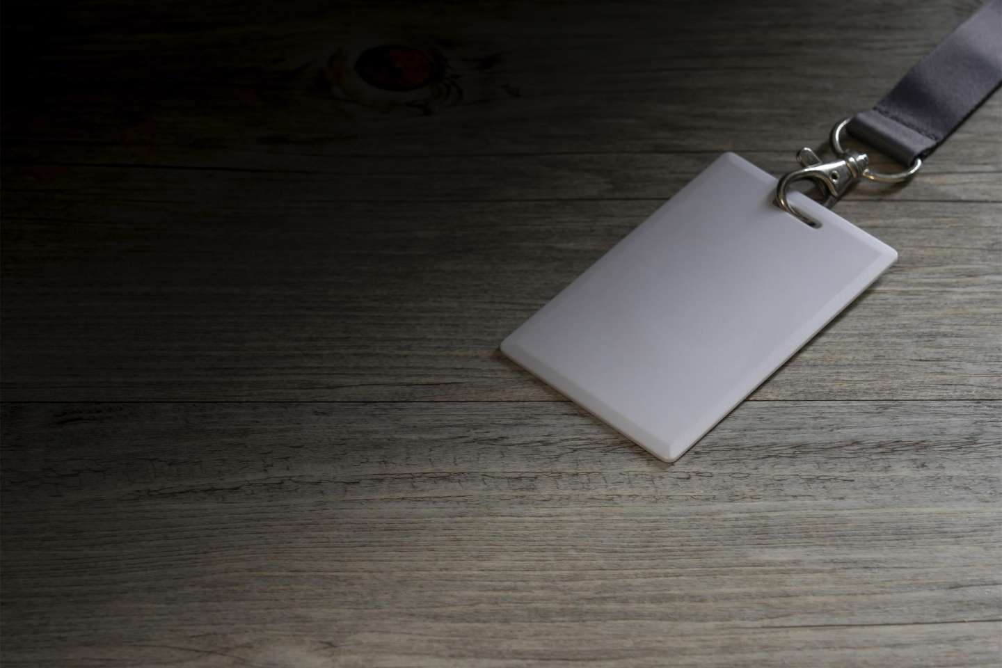 Privé d’activité et d’accès à l’entreprise, le salarié est licencié verbalement…