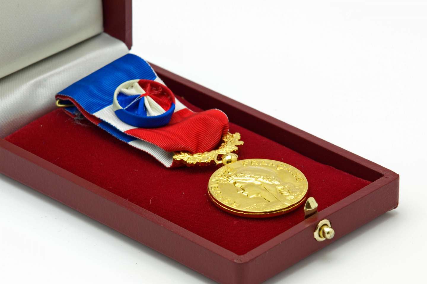 Médaille du travail : quelles cotisations sur la gratification associée ?