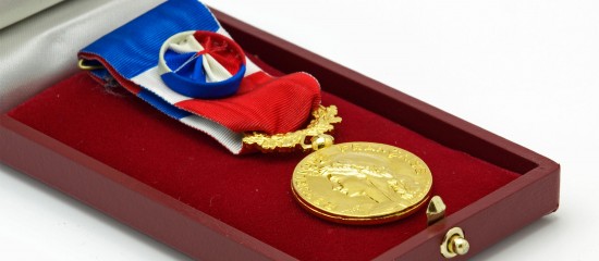 Médaille du travail : quelles cotisations sur la gratification associée ?